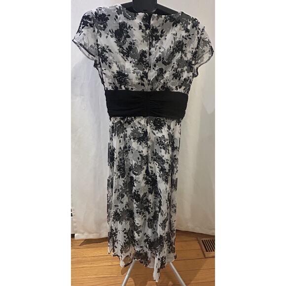 NWT Connected White and Black Floral Short Sleeve Dress size 6 - Picture 2 of 4